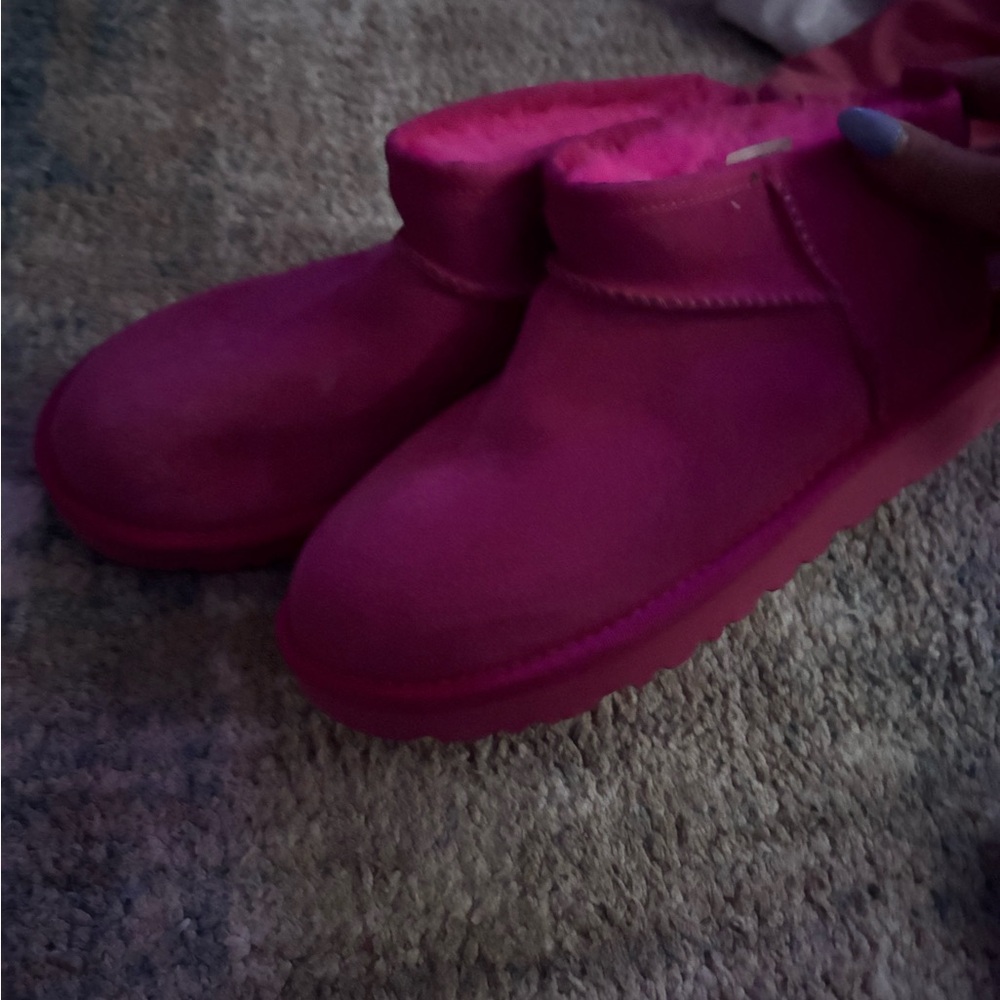 Pink uggs brand new never worn size 6